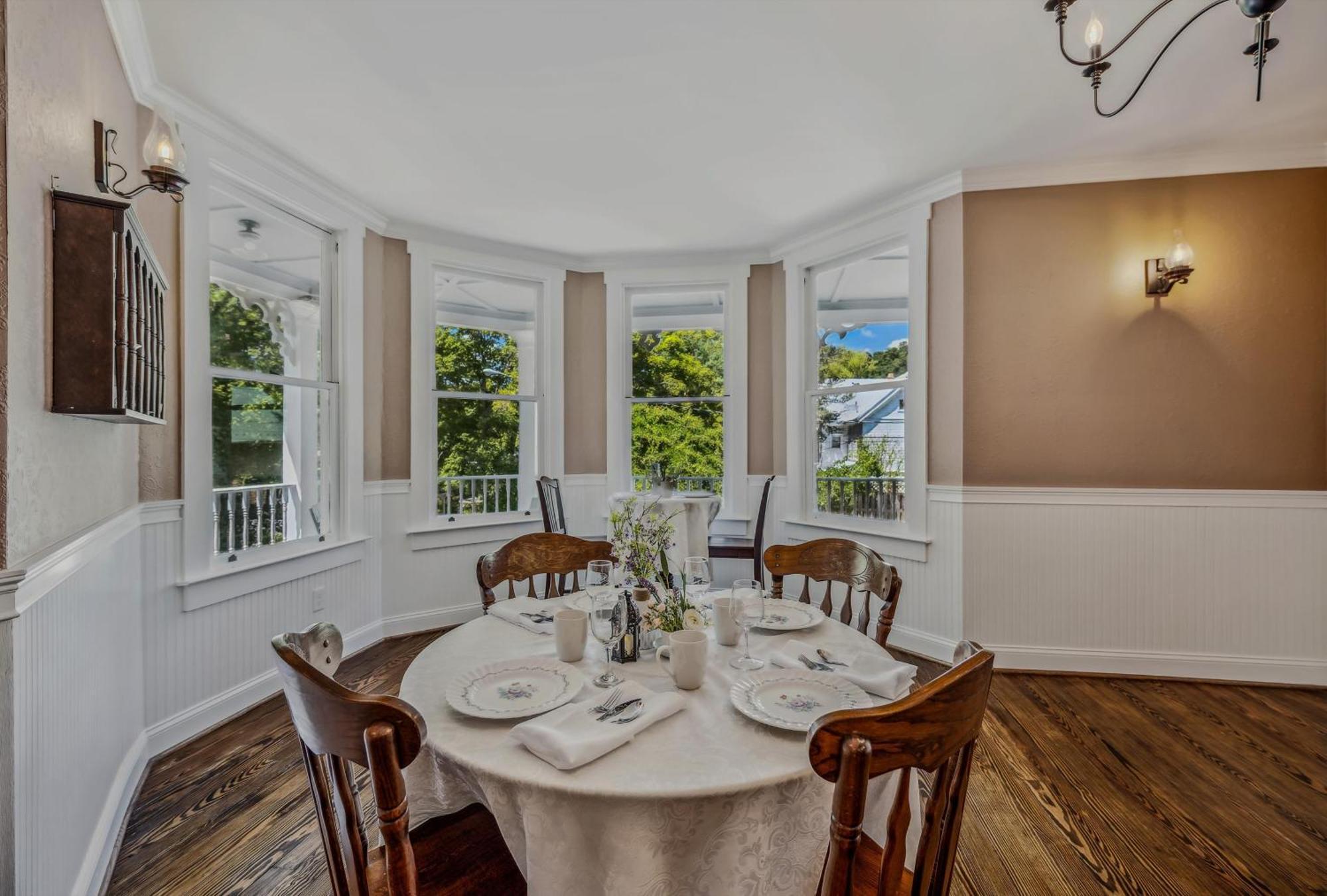 The Grand Castalian Inn Bed And Breakfast 伯克利斯普林斯 外观 照片