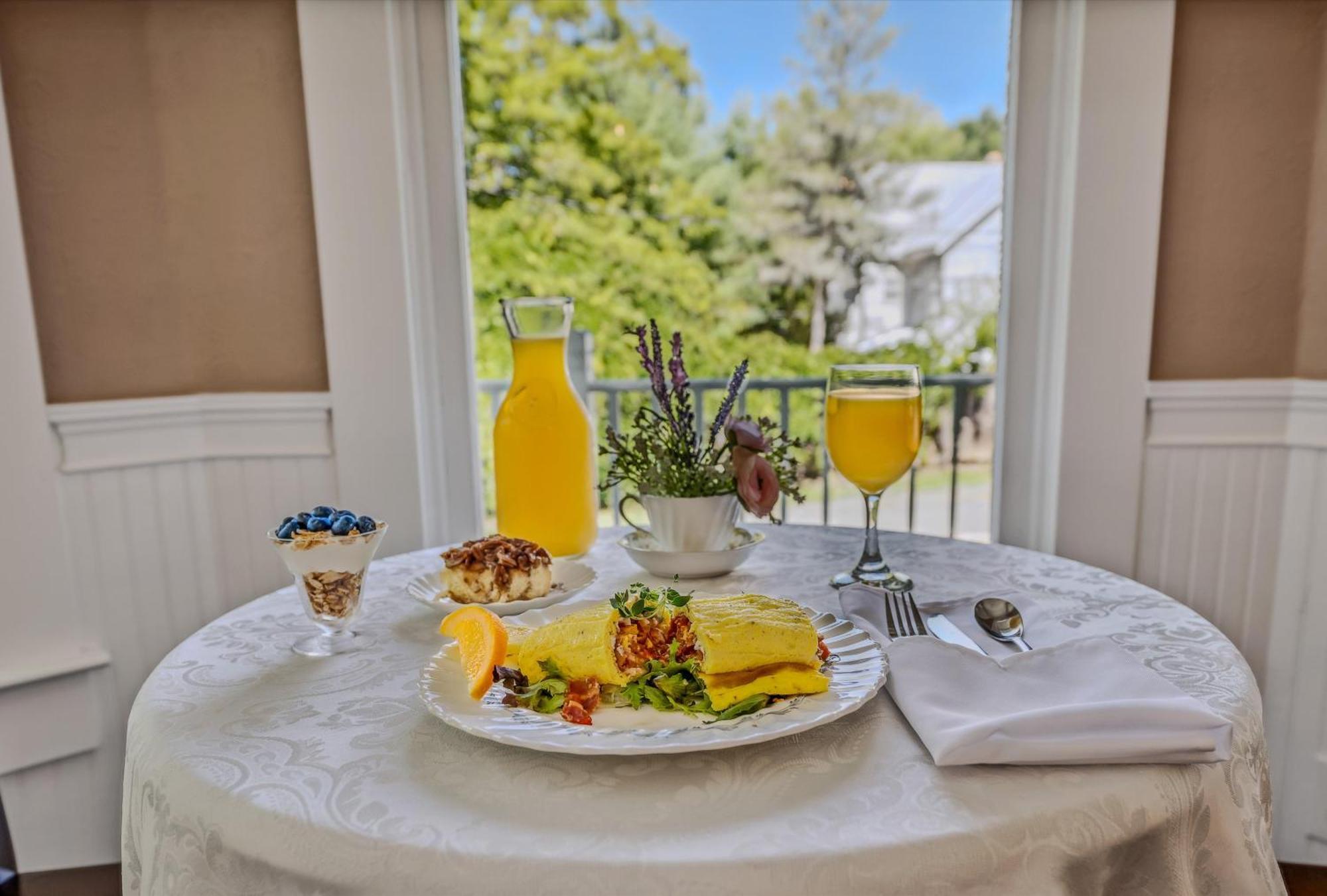 The Grand Castalian Inn Bed And Breakfast 伯克利斯普林斯 外观 照片